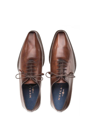 Top-down view of brown Mezlan Enterprise whole-cut calfskin leather Oxfords with contrast stitching and leather soles.